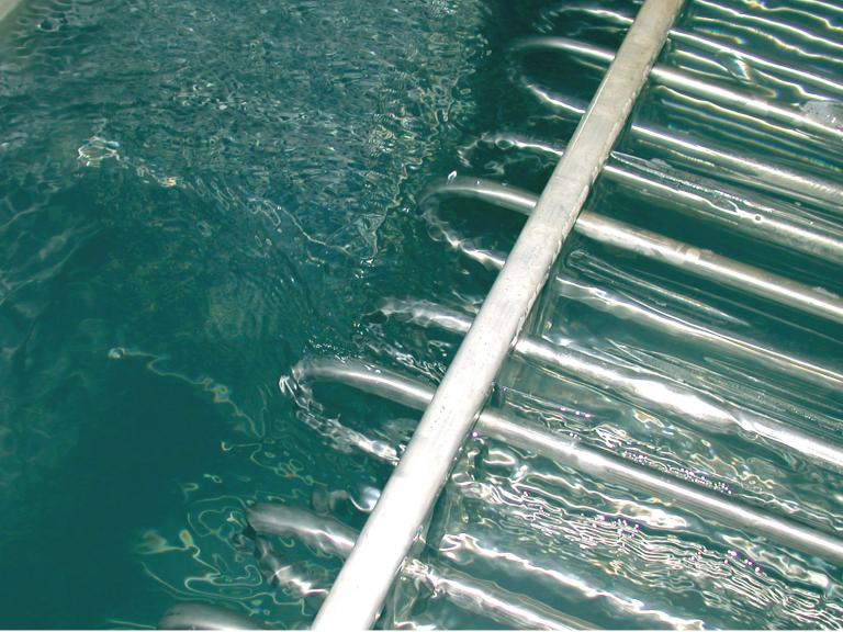 Nahaufnahme des Wasserbeckens in einem Eisspeicher.
