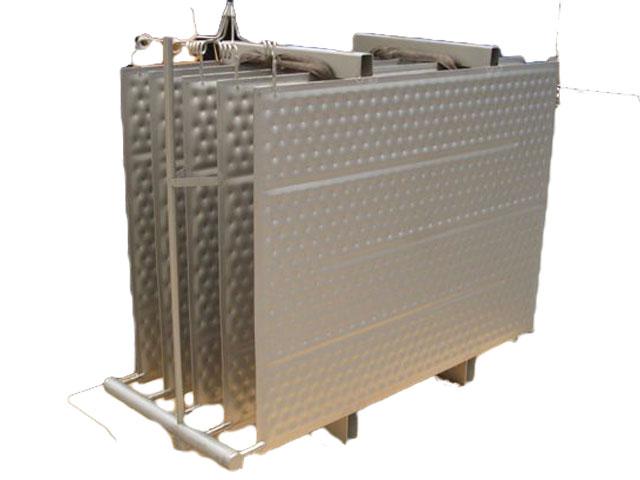 Plattenwärmetauscher mit mehreren Pillow-Plate-Wärmetauscherplatten in vertikaler Bauform.