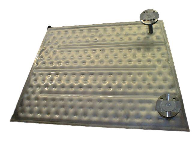 Thermoblech für Plattenwärmetauscher mit geprägter Oberfläche und Anschlüssen.