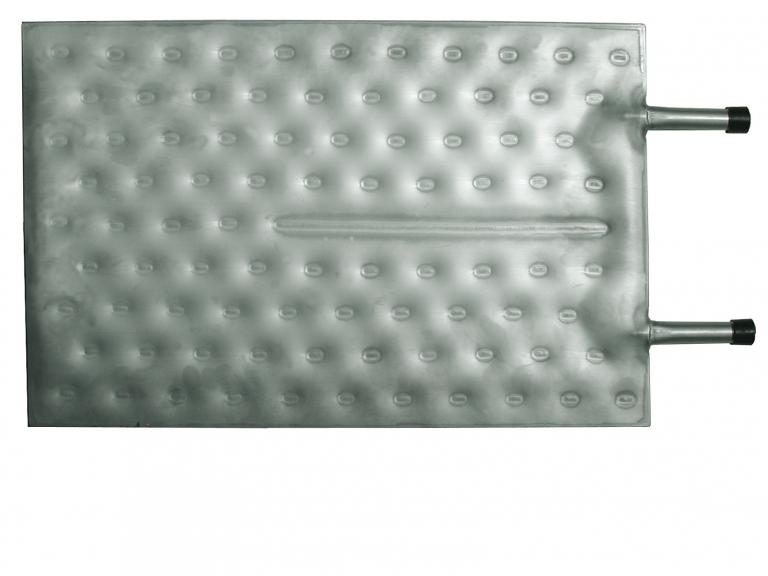 Thermoblech mit geprägter Oberfläche und zwei Anschlussrohren.
