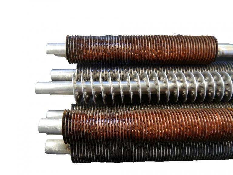 Detaillierte Ansicht des Rippen-Designs an den Rippenrohren.