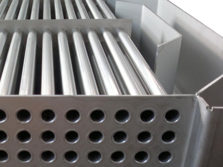 Glattrohr-Wärmetauscher Detaillierte Nahaufnahme eines Glattrohr-Wärmetauschers von Anthermo, der für eine optimierte Wärmeübertragung konzipiert ist.
